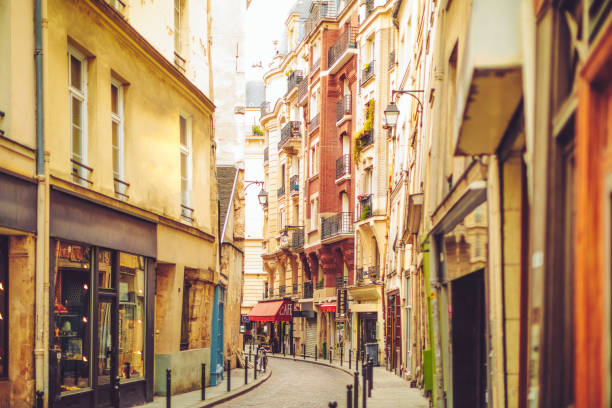 encantadora calle en el barrio latino de parís - barrio latino paris fotografías e imágenes de stock