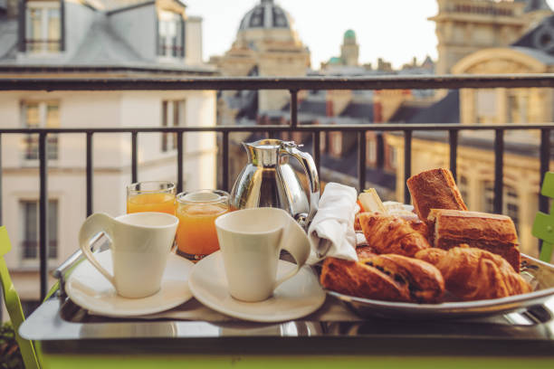 café da manhã em paris - breakfast baguette - fotografias e filmes do acervo