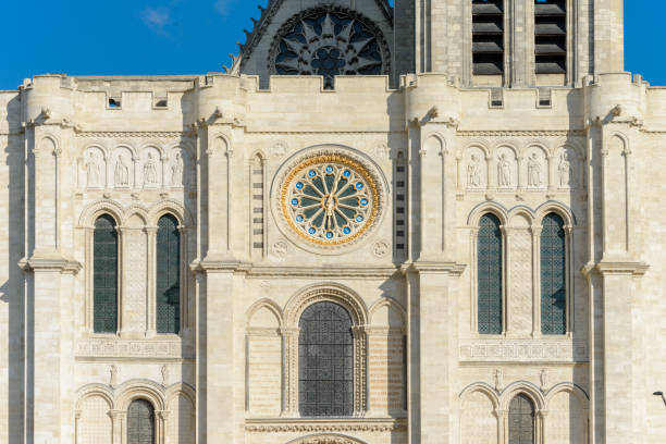 サン・ドニ大聖堂 - フランス - バシリカ ストックフォトと画像