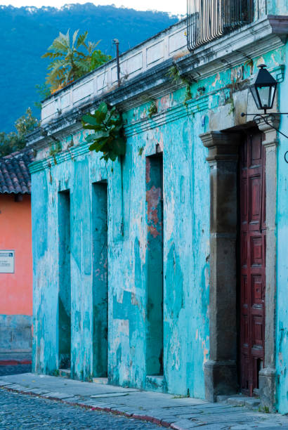 vecchia casa a la antigua guatemala, colonie cittadine dell'america latina, passeggiate turistiche nazionali e straniere attraverso le strade acciottolate. - editorial central america guatemala antigua foto e immagini stock