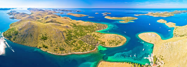 increíble vista panorámica del archipiélago del parque nacional de las islas kornati - kornati fotografías e imágenes de stock