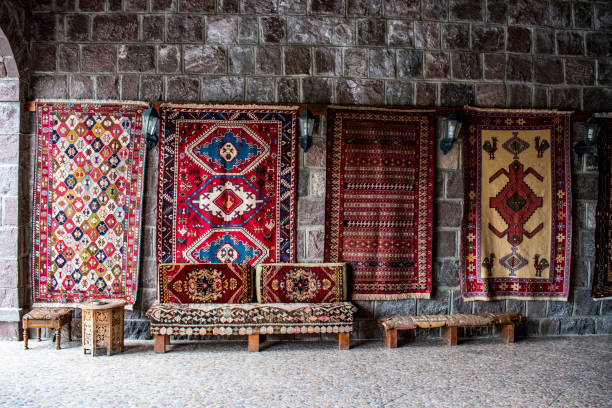dogubayazıt, turkey, middle east: turkish rugs hand knotted according to ancient tradition on display in a shop of dogubayazıt, on the road to mount ararat, agri dagi, the resting place of noah's ark - turkey turkish culture middle eastern culture middle east imagens e fotografias de stock