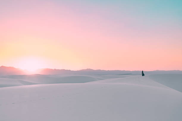 admirando la colorida puesta de sol en white sands national monument - alamogordo fotografías e imágenes de stock