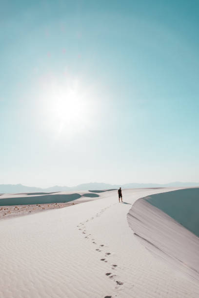 explorando las dunas de arena del monumento nacional white sands - monumento nacional de white sands fotografías e imágenes de stock