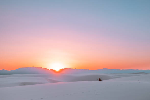 ein mädchen, das den bunten sonnenuntergang im white sands national monument bewundert - desert new mexico sand white sands national monument stock-fotos und bilder