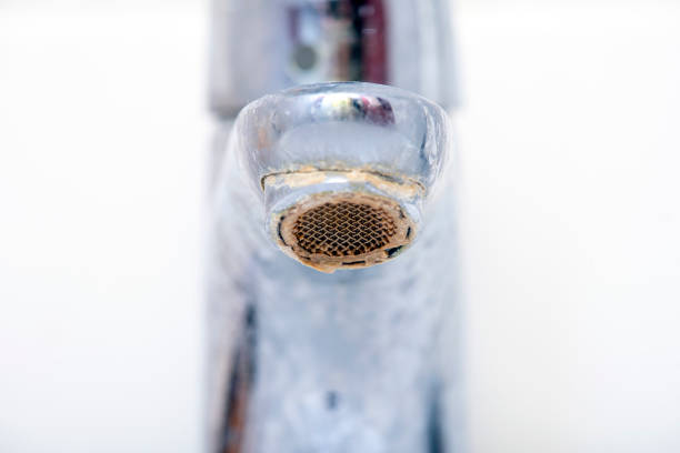 close-up dirty faucet with limescale. sink faucet with rust. - harsh conditions imagens e fotografias de stock