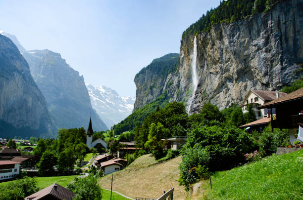 скалы в лаутербруннене в швейцарии - staubbach falls стоковые фото и изображения