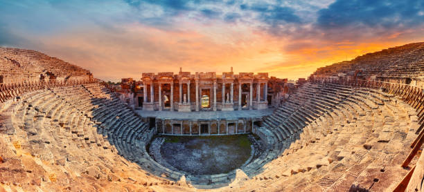 amphithéâtre dans la ville antique de hierapolis - hierapolis photos et images de collection