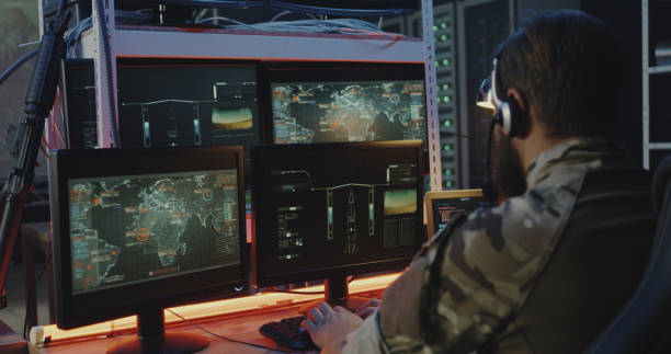 żołnierze kontrolujący start rakiety na komputerze - central focus zdjęcia i obrazy z banku zdjęć