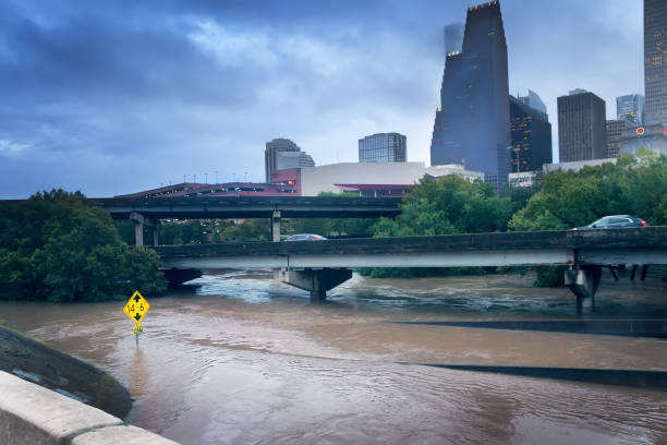 strade citta, allagate. autostrade sott'acqua. effetti tempesta tropicale imelda. houston, texas, stati uniti - tempesta tropicale foto e immagini stock