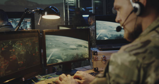 コンピュータ上でロケット打ち上げを制御する兵士 - five people audio ストックフォトと画像