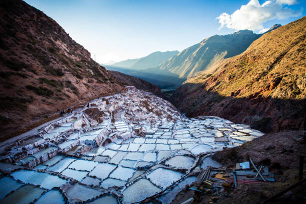 ペルー、マラスの塩パンの夕日 - salt pond ストックフォトと画像