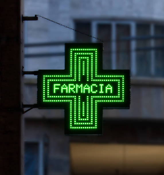 cartello del negozio europeo di farmacia green cross: farmacia, cartello della farmacia. - green cross foto e immagini stock