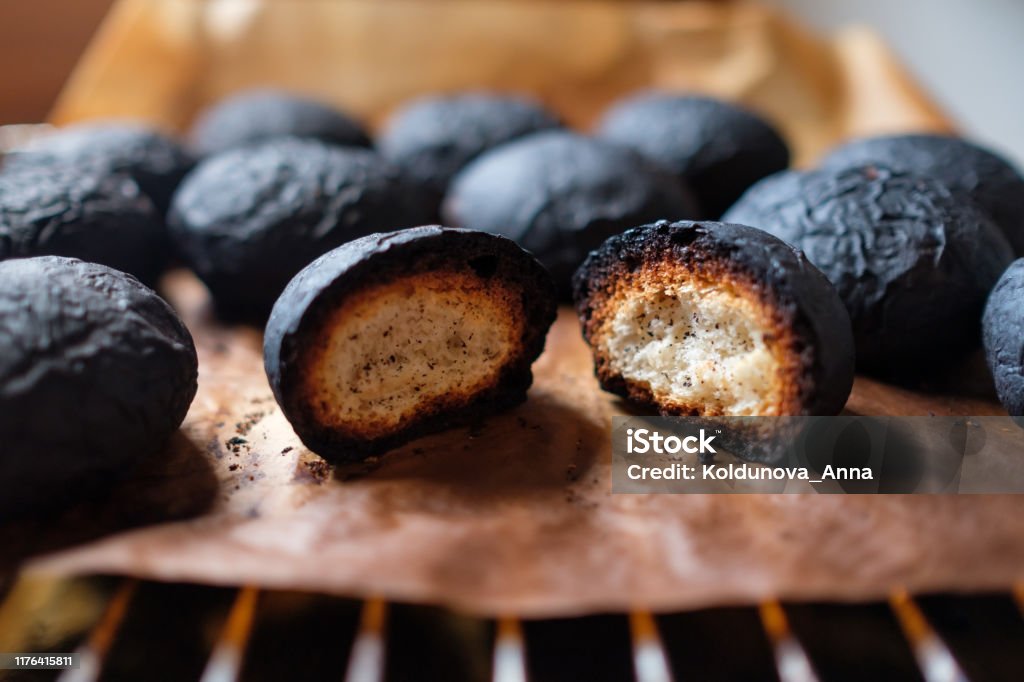 Verschillende verwend verbrand zwart brood. Verkroerd voedsel. - Royalty-free Mislukking Stockfoto