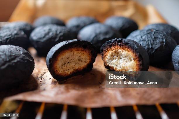 Verschillende Verwend Verbrand Zwart Brood Verkroerd Voedsel Stockfoto en meer beelden van Mislukking
