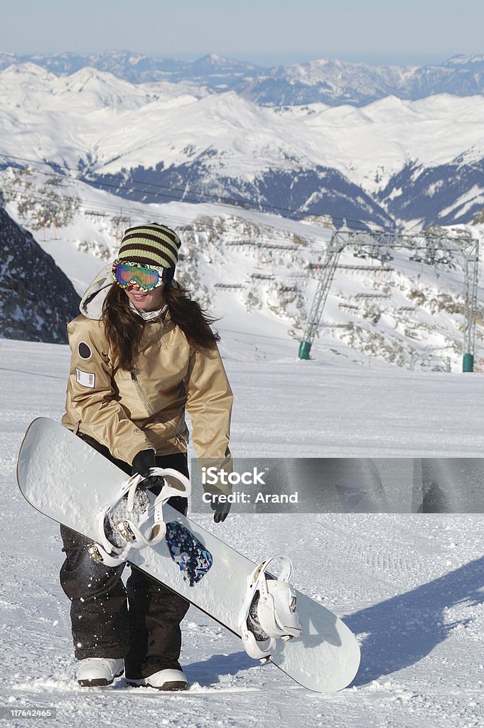 Joven mujer practicante de snowboard - Foto de stock de Adulto libre de derechos