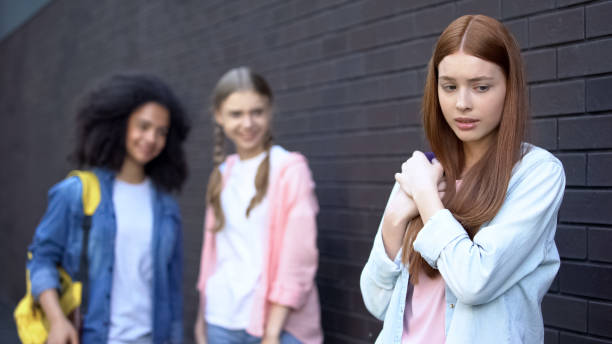 colega ruivo virado de cabelos vermelhos perto de fofocar estudantes universitários, trauma psicológico - rudeness whispering gossip humor - fotografias e filmes do acervo