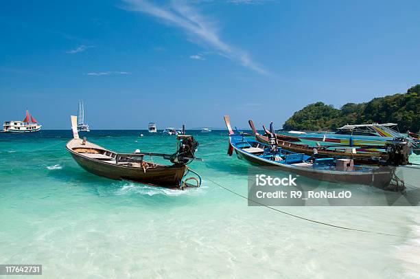 Múltiples Longtail Embarcaciones En La Playa Foto de stock y más banco de imágenes de Agua - Agua, Aire libre, Asia