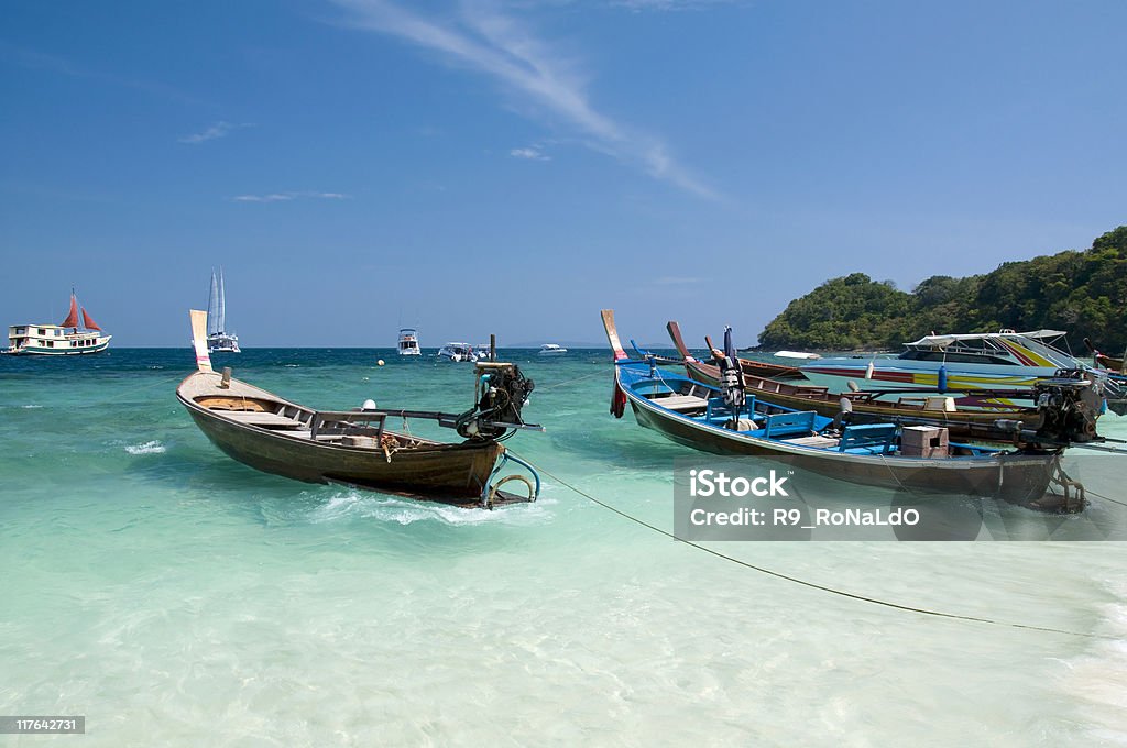 De nombreux bateaux «longue queue» sur la plage - Photo de Asie libre de droits