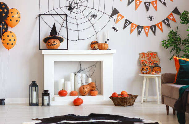 할로윈 호박, 거미, 거미로 장식 된 집의 내부 - halloween decoration 뉴스 사진 이미지