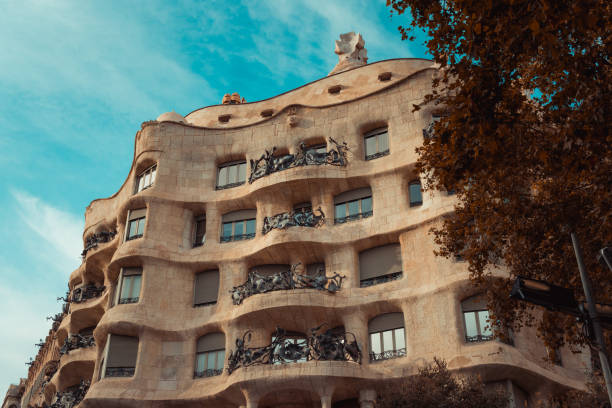 casa la pedrera, conosciuta anche come casa mila - la pedrera barcelona catalonia balcony foto e immagini stock