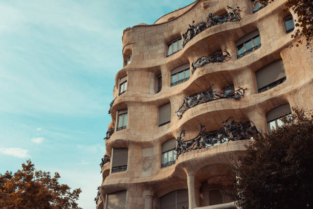 casa la pedrera, conosciuta anche come casa mila - la pedrera barcelona catalonia balcony foto e immagini stock