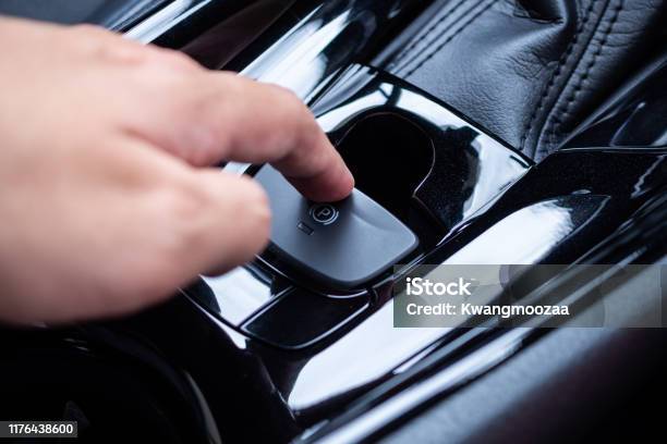 Handdrücken Auf Elektronischen Handbremsknopf In Luxus Moderne Auto Stockfoto und mehr Bilder von Notbremse