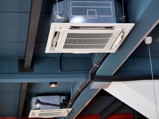 カフェ天井空調システム - air duct air conditioner pipe pipeline ストックフォトと画像