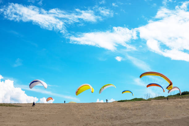 istock Paqagliding Tottori sand dunes 1176450017