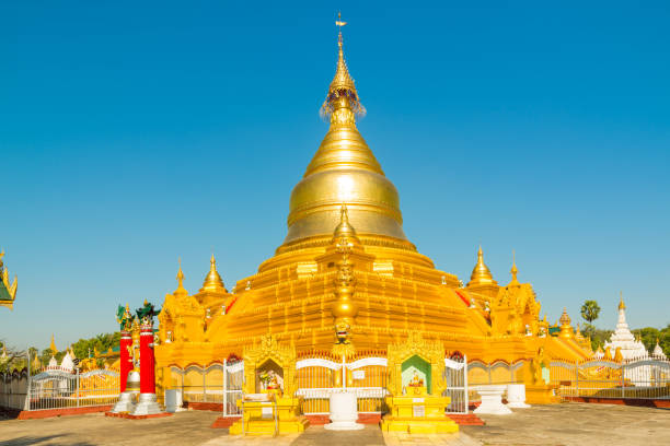 la pagoda shwezigon o shwezigon paya es un templo budista situado en nyaung-u, una ciudad cerca de bagan, myanmar. - pagoda bagan tourism paya fotografías e imágenes de stock