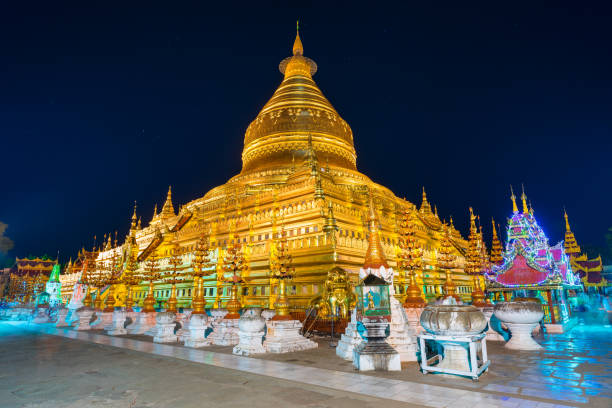 la pagoda shwezigon o shwezigon paya es un templo budista situado en nyaung-u, una ciudad cerca de bagan, myanmar. - pagoda bagan tourism paya fotografías e imágenes de stock