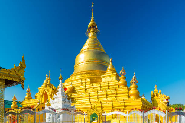 shwezigon pagoda lub shwezigon paya to buddyjska świątynia położona w nyaung-u, mieście w pobliżu bagan w birmie. - pagoda bagan tourism paya zdjęcia i obrazy z banku zdjęć