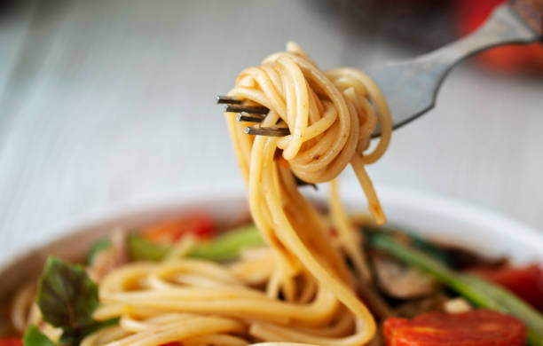 salchicha casera y espaguetis de tomate - pasta fotografías e imágenes de stock