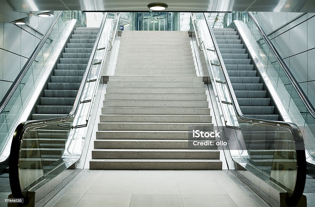 Rolltreppe und Treppenhaus - Lizenzfrei Bahnhof Stock-Foto