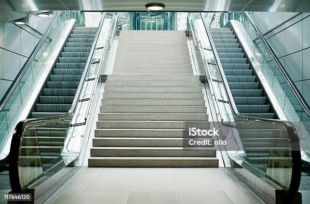 Rolltreppe Und Treppenhaus Stockfoto und mehr Bilder von Bahnhof - Bahnhof, Beton, Einsamkeit