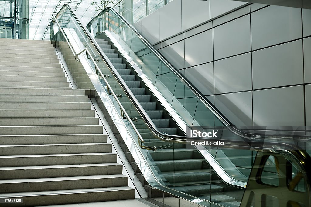 Escadas rolantes e escada - Foto de stock de Aeroporto royalty-free