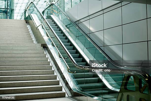 Foto de Escadas Rolantes E Escada e mais fotos de stock de Aeroporto - Aeroporto, Concreto, Degraus