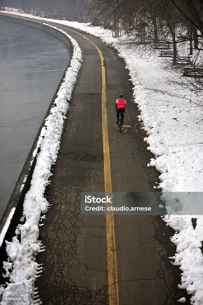 Ciclismo su pista ciclabile. Immagine a colori - Foto stock royalty-free di Acqua