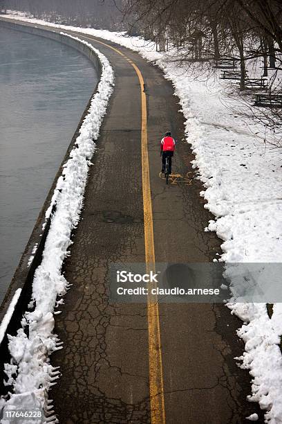 Ciclismo Su Pista Ciclabile Immagine A Colori - Fotografie stock e altre immagini di Acqua - Acqua, Allenamento, Ambientazione esterna