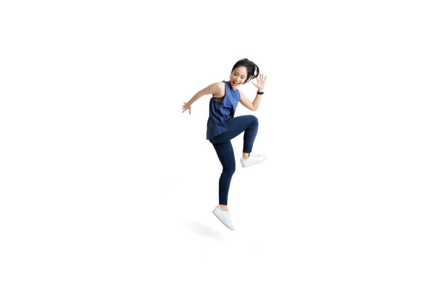 donna asiatica sta saltando ed esercitandosi - women action jumping running foto e immagini stock