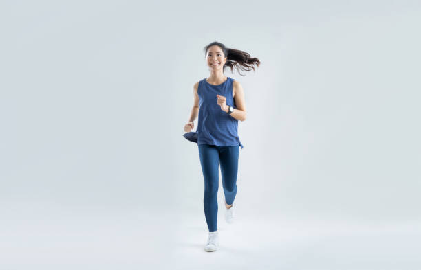 アジアの女性はマラソンスタジオ白の背景を実行します。 - scoring run ストックフォトと画像