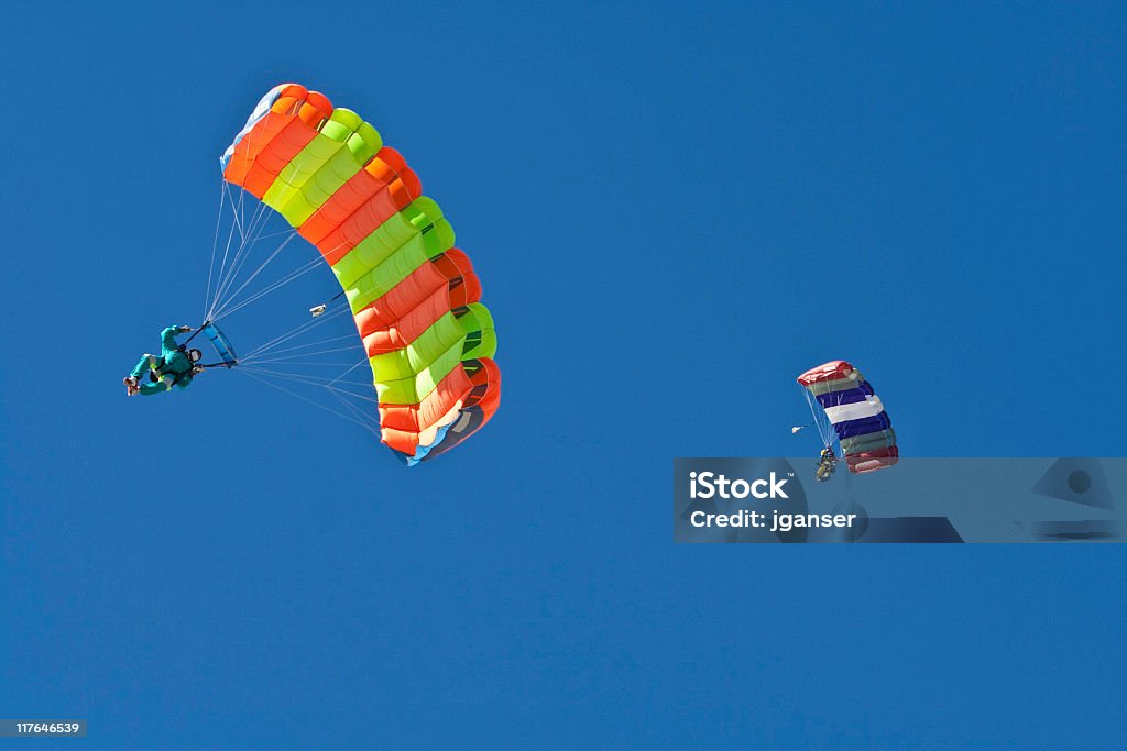 두 Parachutists In Blue Sky - 로열티 프리 경쟁 스톡 사진