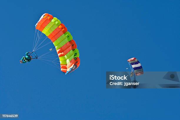 두 Parachutists In Blue Sky 경쟁에 대한 스톡 사진 및 기타 이미지 - 경쟁, 공기 역학, 공중