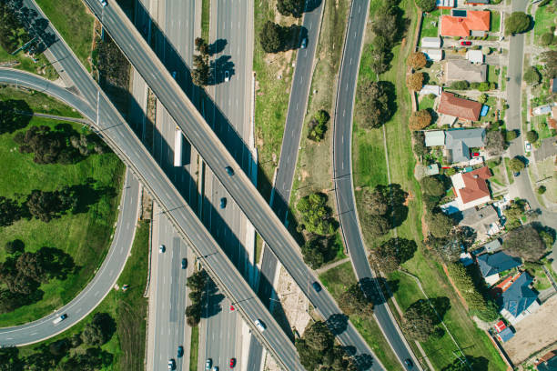 vista aérea de arriba hacia abajo del intercambiador de carreteras - melbourne day city skyline fotografías e imágenes de stock