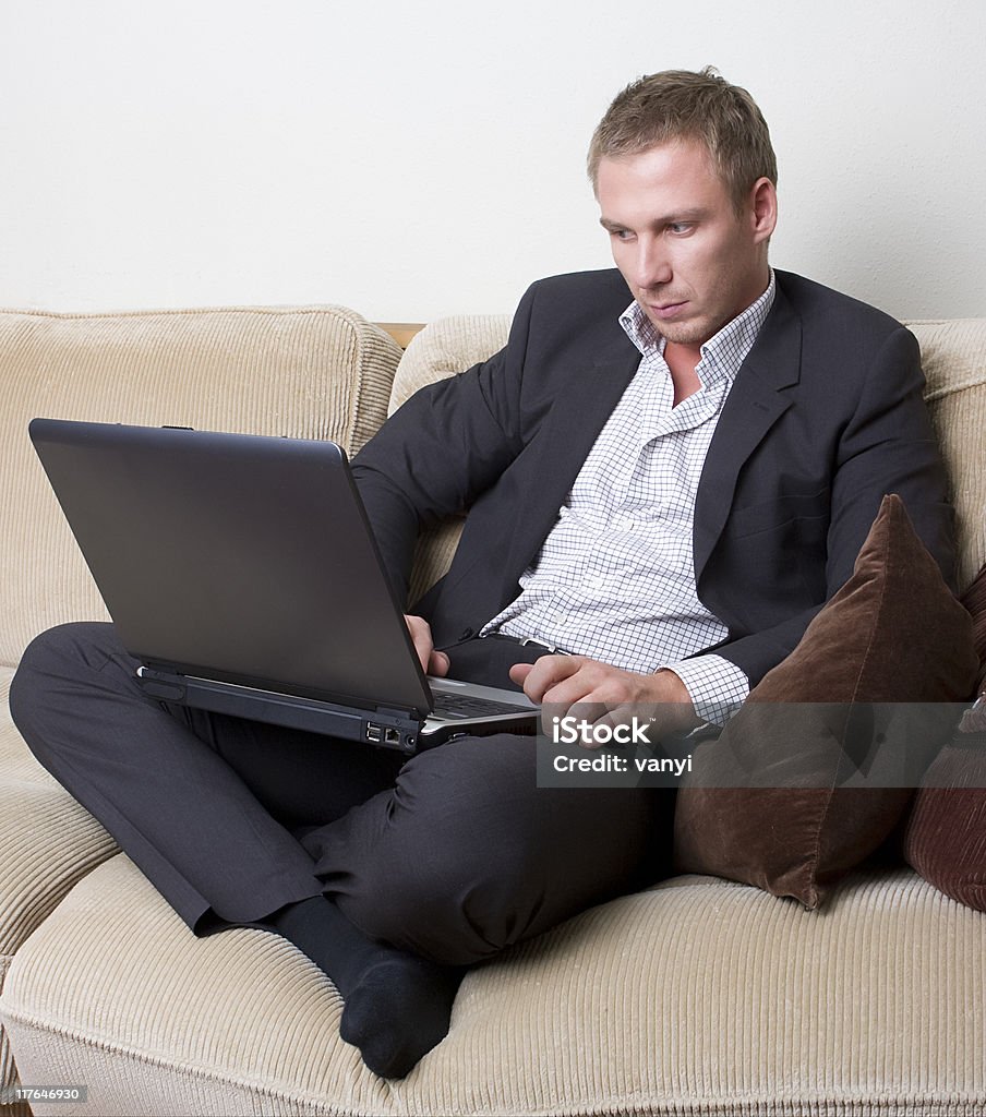 Jovem relaxante com laptop - Royalty-free Admirar a Vista Foto de stock