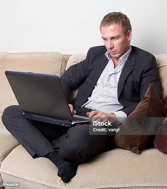 Foto de Jovem Relaxante Com Laptop e mais fotos de stock de Adulto - Adulto, Aluno de Universidade, Bonito - pessoa