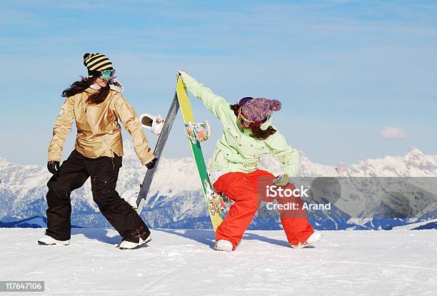 Photo libre de droit de Jeunes À La Station De Ski banque d'images et plus d'images libres de droit de Activité de loisirs - Activité de loisirs, Adulte, Alpes européennes