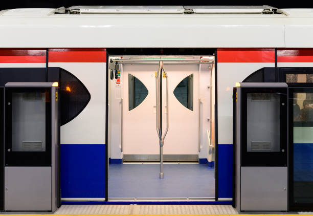 開いているドアが付いている駅のプラットホームで列車 - train door vehicle door open ストックフォトと画像