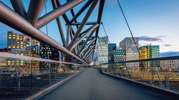 moderne skyline oslo norwegen bei sonnenuntergang panorama - architecture bridge built structure business stock-fotos und bilder