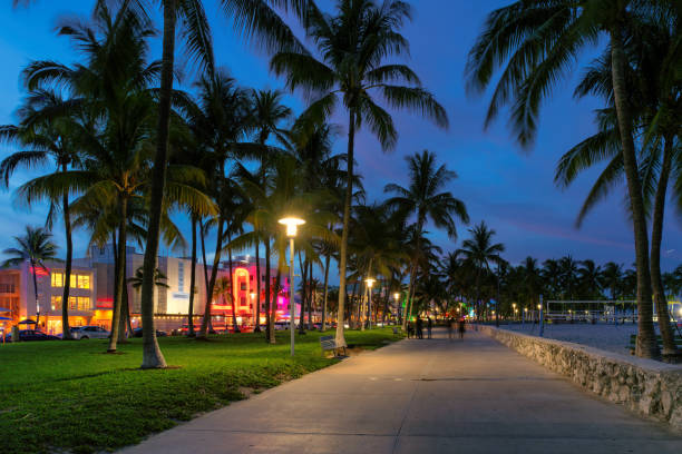 miami beach la nuit, ocean drive, floride - ocean drive south beach night miami beach photos et images de collection